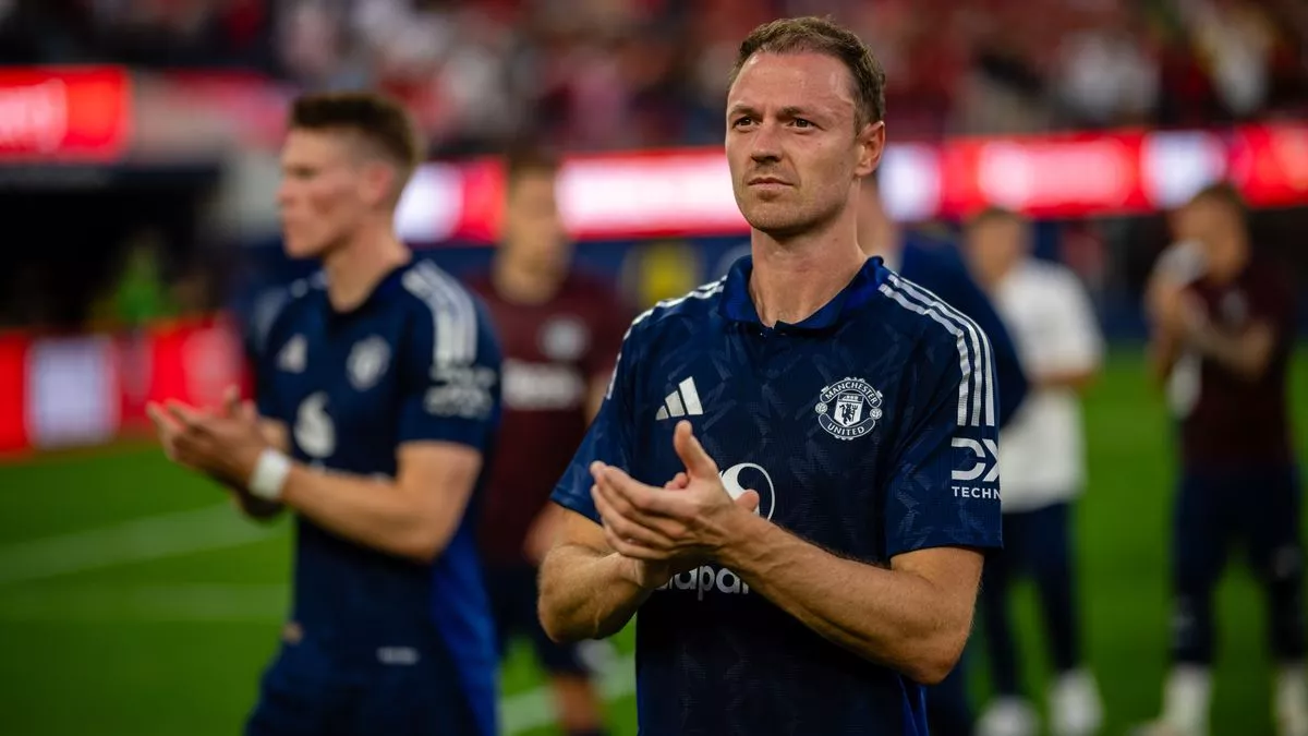 Jonny Evans shares Rasmus Hojlund's instant reaction after concerning Man Utd injury